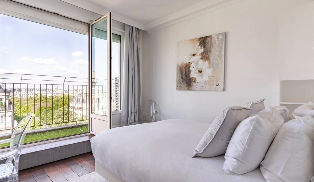 00007-PARIS-EIFFEL-TOWER-LUXE