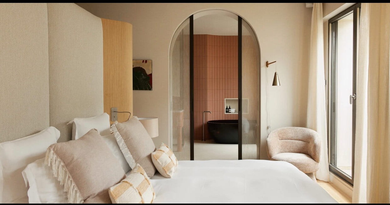 00011-EIFFEL-TOWER-2-BED-LUXE