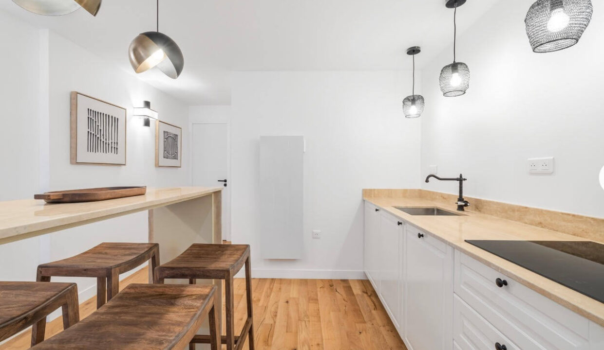 00013-LOVELY-MARAIS-CENTER-APARTMENT