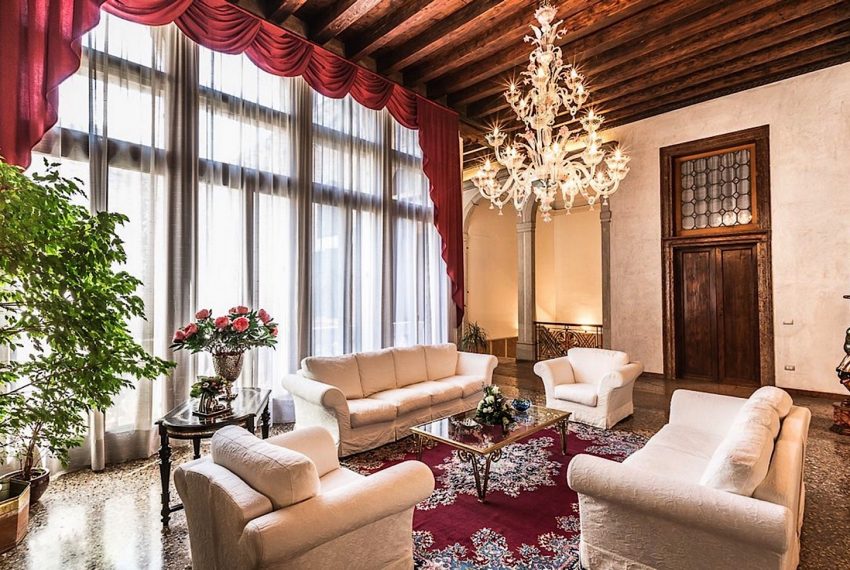 Luxury Apartment on Canal near Rialto Bridge Venice-010