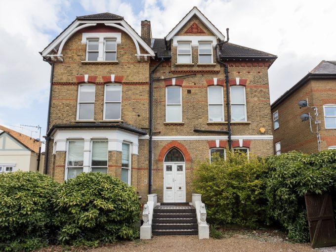 SOUTH LONDON LUXURY MANSION FOR 20